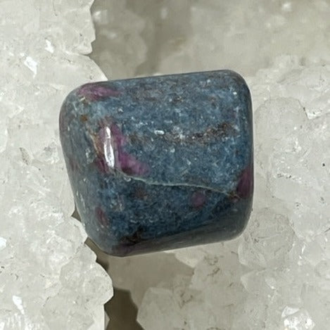 Rubis sur Cyanite
