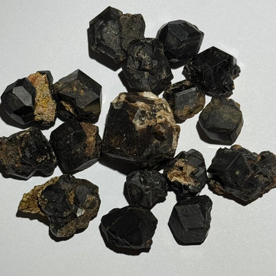GRENAT ANDRATITE NOIR (Mélanite)
