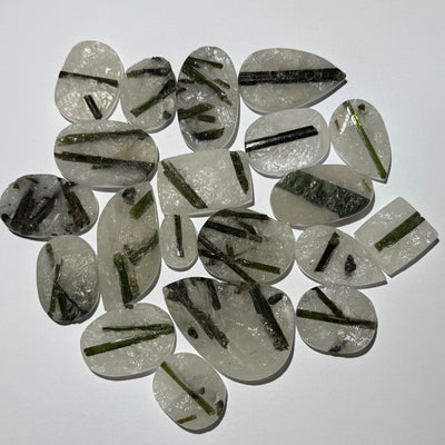 TOURMALINE VERTE (Verdelite)SUR QUARTZ