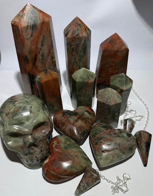 ÉMERAUDE VERTE avec inclusions de BIXBITE (émeraude rouge)