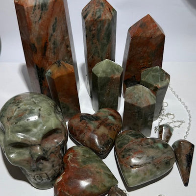 BIXBITE (BÉRYL ROUGE )avec inclusions d'ÉMERAUDE VERTE