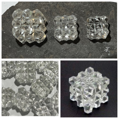 CUBE D'ÉNERGIE à 54 pyramides en Quartz Clair