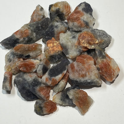 IOLITE SUR PIERRE DE SOLEIL ET QUARTZ