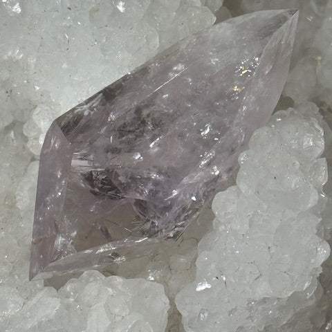 Pointe Biterminée en Améthyste Pâle Fluorescente