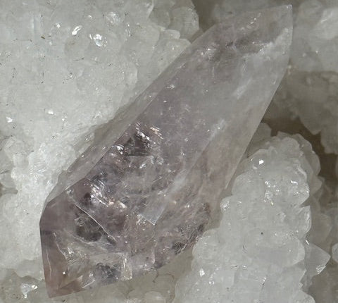 Pointe Biterminée en Améthyste Pâle Fluorescente