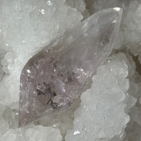 Pointe Biterminée en Améthyste Pâle Fluorescente