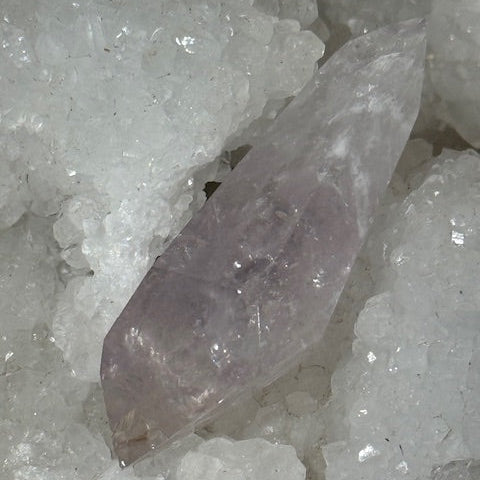 Pointe Biterminée en Améthyste Pâle Fluorescente