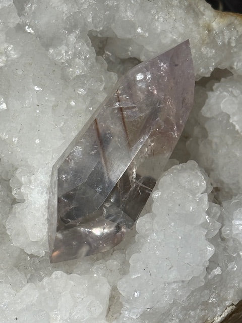 Pointe Biterminée en Améthyste Pâle Fluorescente