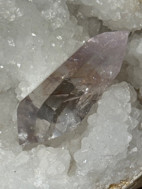 Pointe Biterminée en Améthyste Pâle Fluorescente