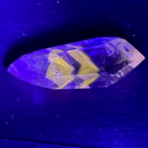Pointe Biterminée en Améthyste Pâle Fluorescente