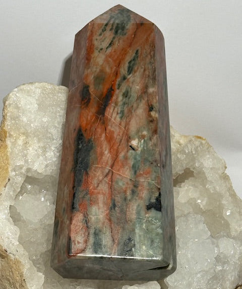  émeraude verte avec inclusions de bixbite