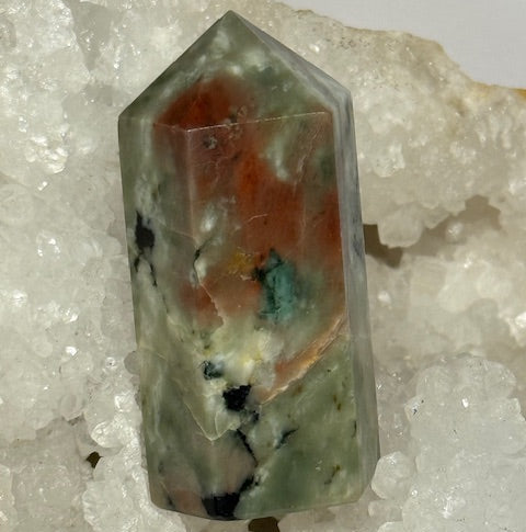  émeraude verte avec inclusions de bixbite