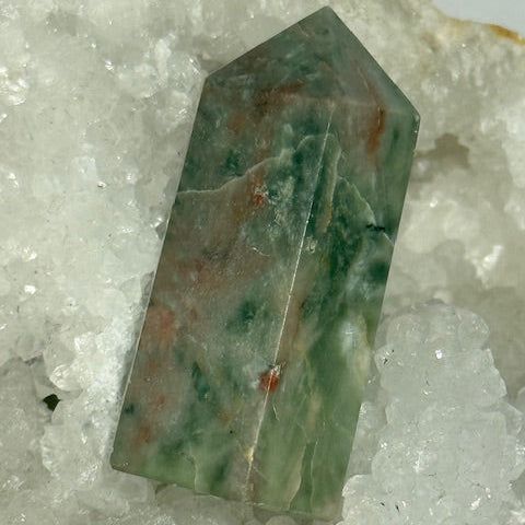  émeraude verte avec inclusions de bixbite