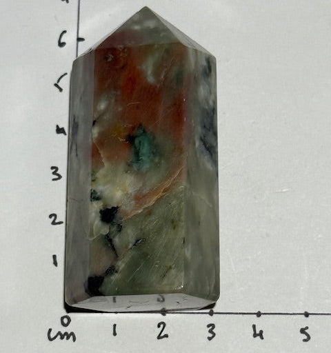  émeraude verte avec inclusions de bixbite