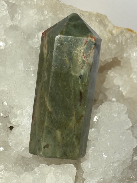 Pointe en émeraude verte avec inclusions de bixbite (émeraude rouge)