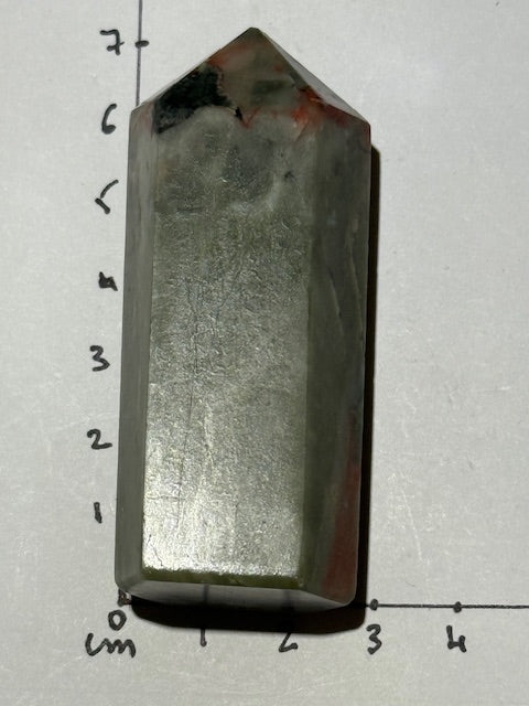 Pointe en émeraude verte avec inclusions de bixbite (émeraude rouge)