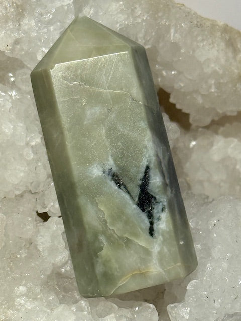 Pointe en émeraude verte avec inclusions de bixbite (émeraude rouge)