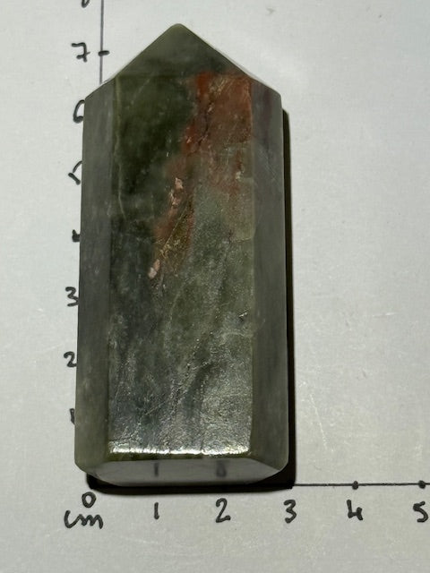 Pointe en émeraude verte avec inclusions de bixbite (émeraude rouge)