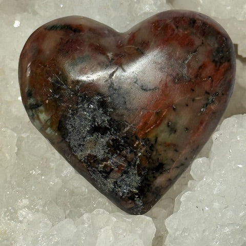  émeraude verte avec inclusions de bixbite