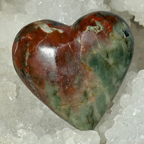  émeraude verte avec inclusions de bixbite