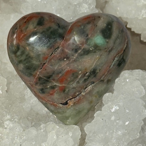  émeraude verte avec inclusions de bixbite