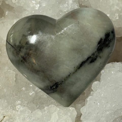  émeraude verte avec inclusions de bixbite