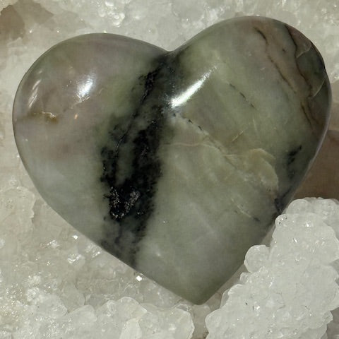  émeraude verte avec inclusions de bixbite