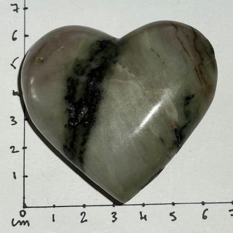  émeraude verte avec inclusions de bixbite