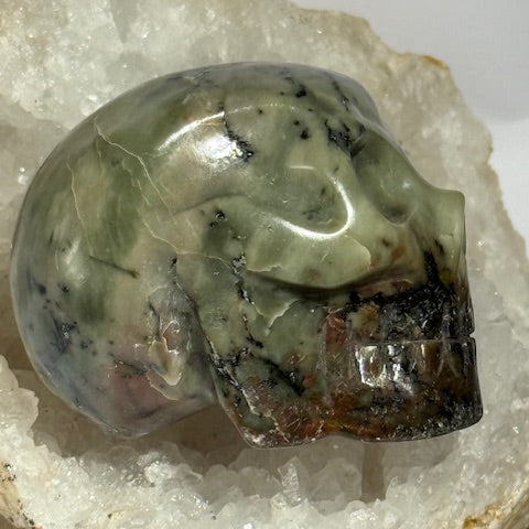  émeraude verte avec inclusions de bixbite