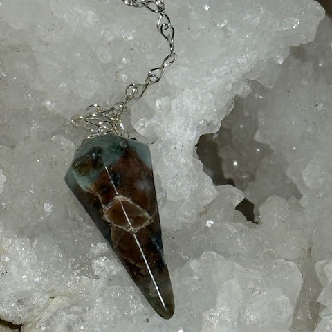  émeraude verte avec inclusions de bixbite