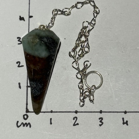  émeraude verte avec inclusions de bixbite