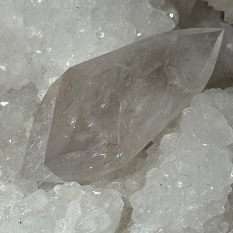 Pointe Biterminée en Améthyste Pâle Fluorescente