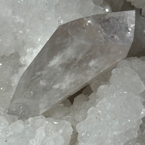 Pointe Biterminée en Améthyste Pâle Fluorescente