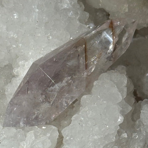 Pointe Biterminée en Améthyste Pâle Fluorescente