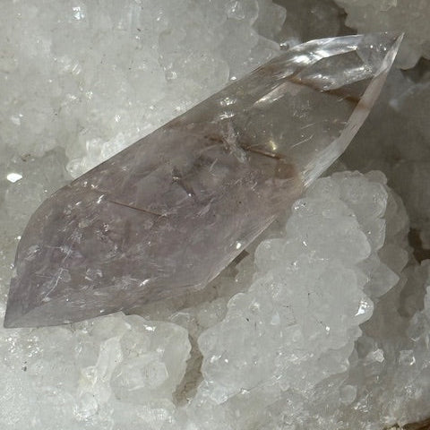 Pointe Biterminée en Améthyste Pâle Fluorescente