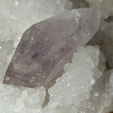 Pointe Biterminée en Améthyste Pâle Fluorescente