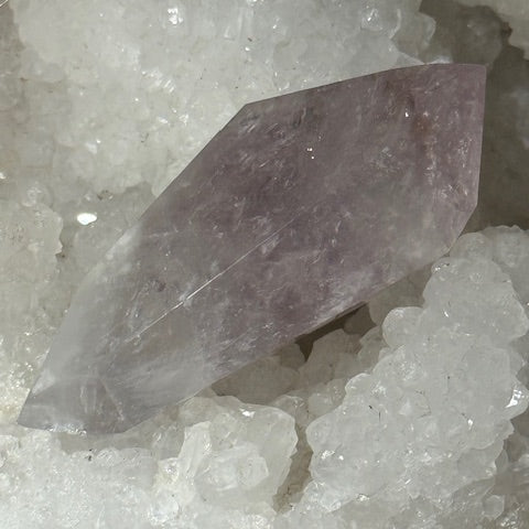 Pointe Biterminée en Améthyste Pâle Fluorescente