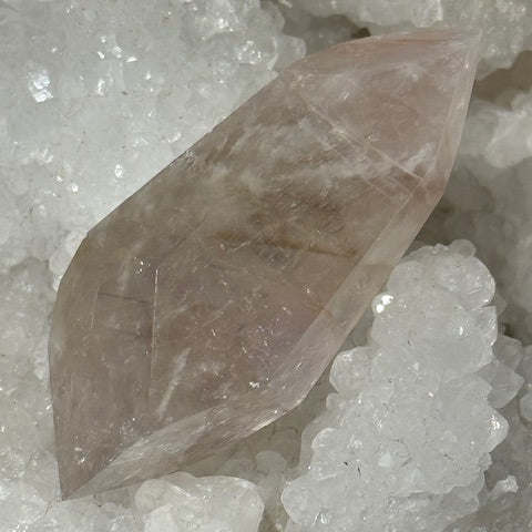 Pointe Biterminée en Améthyste Pâle Fluorescente