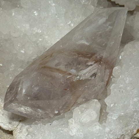 Pointe Biterminée en Améthyste Pâle Fluorescente