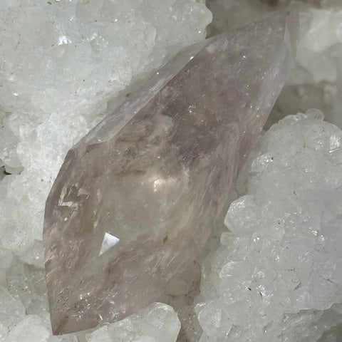 Pointe Biterminée en Améthyste Pâle Fluorescente