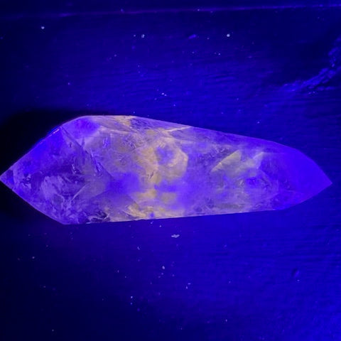Pointe Biterminée en Améthyste Pâle Fluorescente