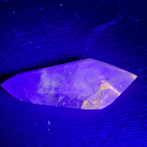 Pointe Biterminée en Améthyste Pâle Fluorescente