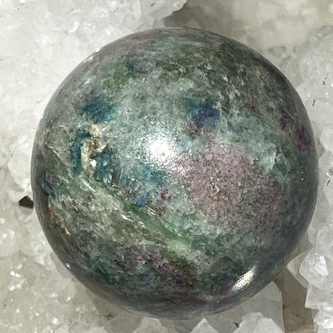 Sphère Rubis sur Cyanite