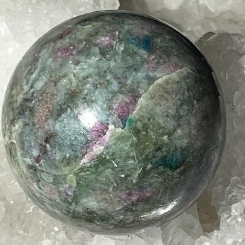 Sphère Rubis sur Cyanite