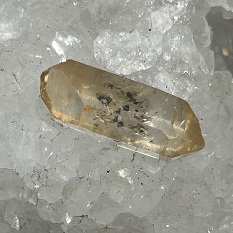 Quartz Lémurien Tangérine avec inclusions d'Anthraxonite