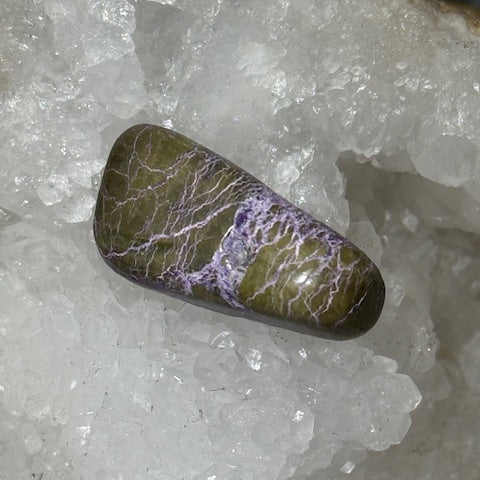 Stichtite avec Serpentine oasis de cristal