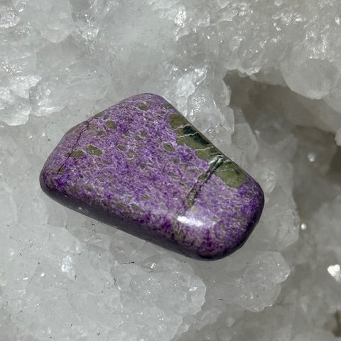 Stichtite avec Serpentine oasis de cristal