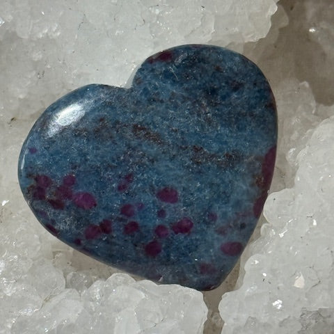 Coeur Rubis sur Cyanite