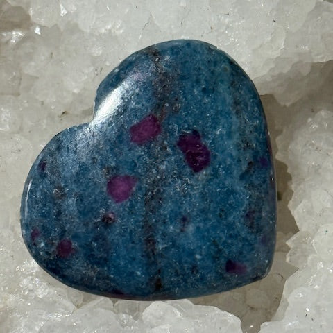 Coeur Rubis sur Cyanite