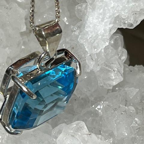 Pendentif Topaze Bleue (Monture Argent)